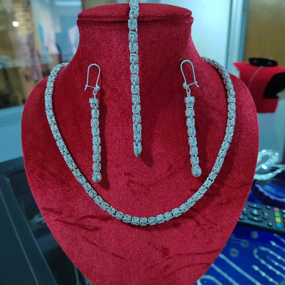 Ensemble de collier et boucle d'oreille en argent massif