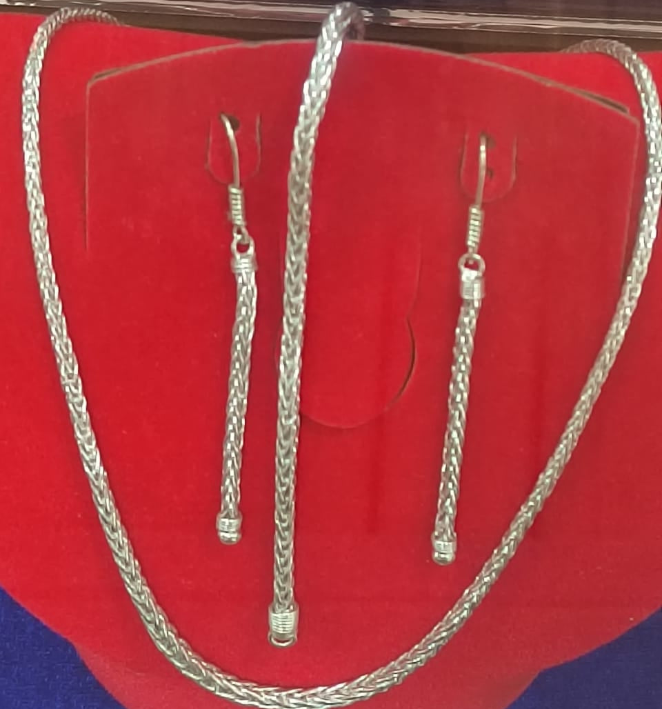 Ensemble de collier et boucle d'oreille en argent  massif